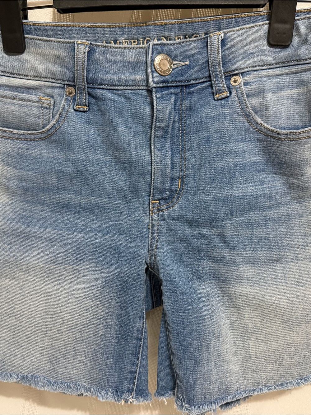 American Eagle Women's Size 8 Light Wash Strechy Shorty Shorts Frayed Hem Denim